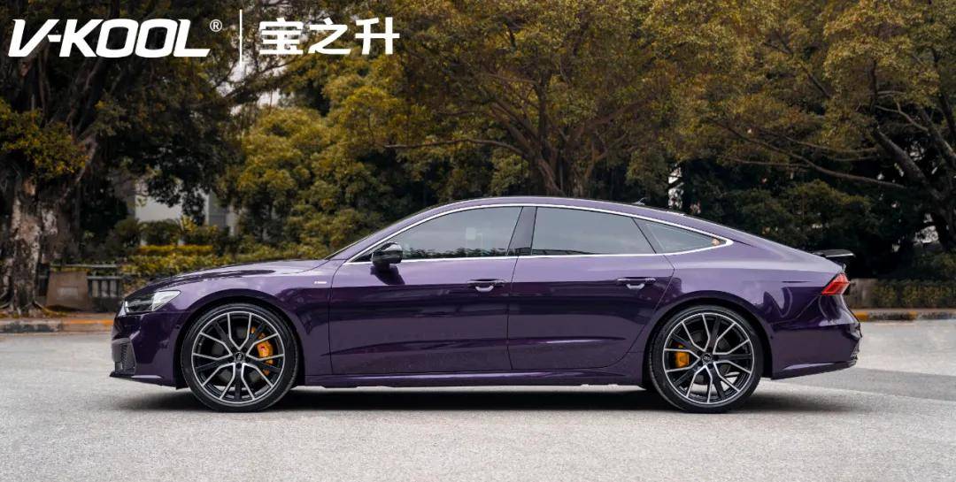 这台奥迪a7换装非常个性的威尼斯紫,相信很多车主都看腻原厂颜色,审美