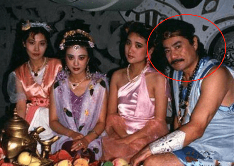 《封神榜》播出31年,纣王老到认不出,87岁仍有妙龄少女相伴!