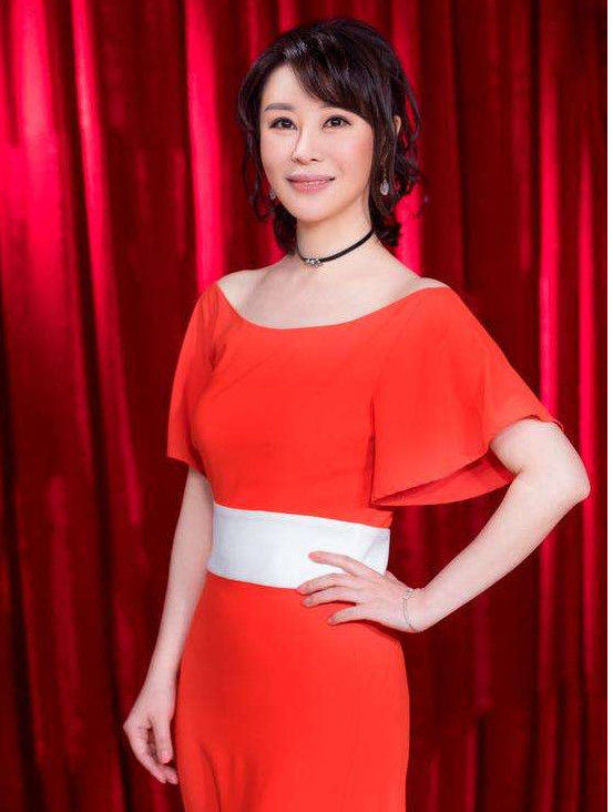 要说的这位女演员,她因春晚走红,不顾反对嫁大37岁富豪,她就是唐静