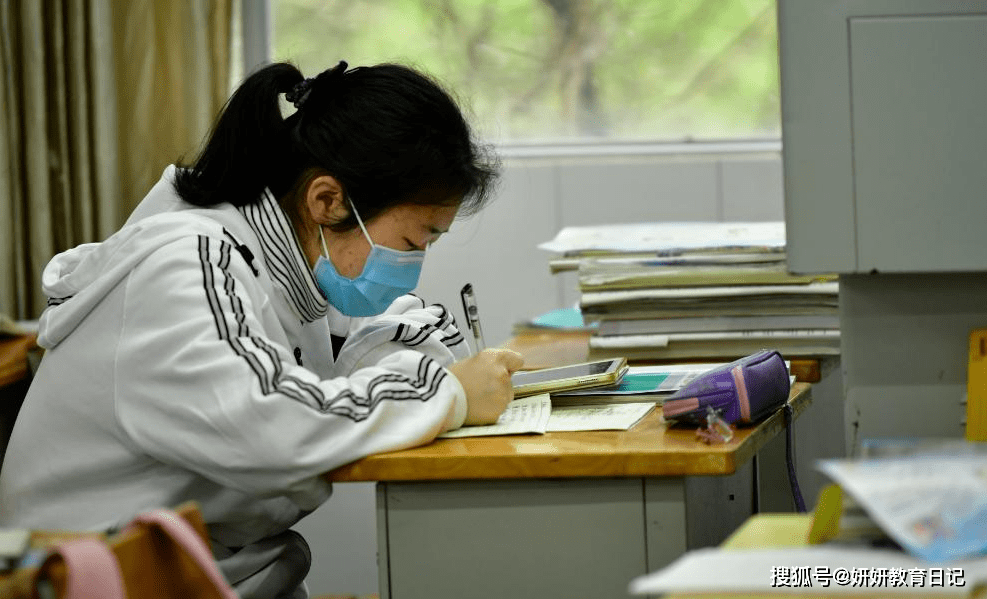 电子产品涌入到人们生活,不仅带来了便捷,也对学生的学习有利有弊