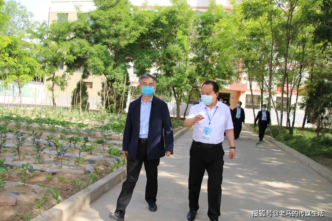 白银市副市长黄宝荣一行在靖远四中调研指导校园安全工作管理办公室