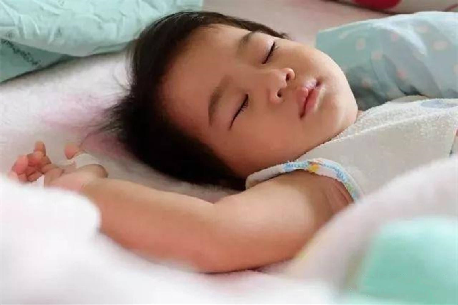 宝宝睡觉时总爱举起双手,怕他着凉要不要干预?这里头学问大了