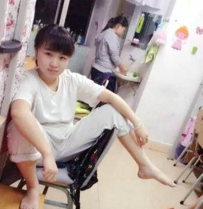 搞笑gif:结婚五年,跪了五年,终于轮到她了
