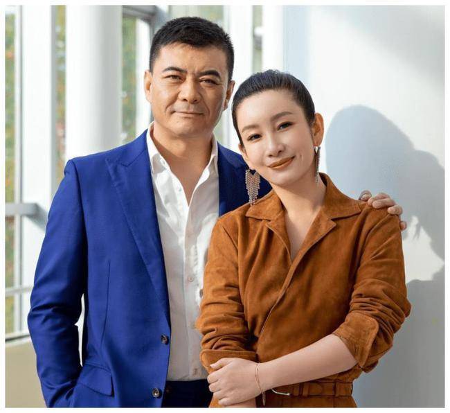 而王新军之前有过一段婚姻,前妻唐静也是演员,两人于2009年离婚.