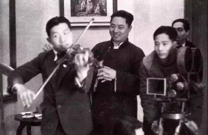 人民音乐家,中国国歌作曲者聂耳(左一)