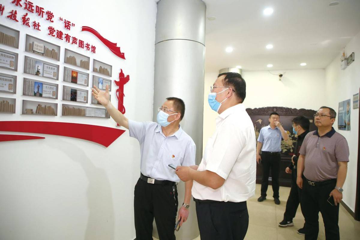 座谈会上,李志民向陈启琛一行介绍了河南科技报社近几年在新形势下