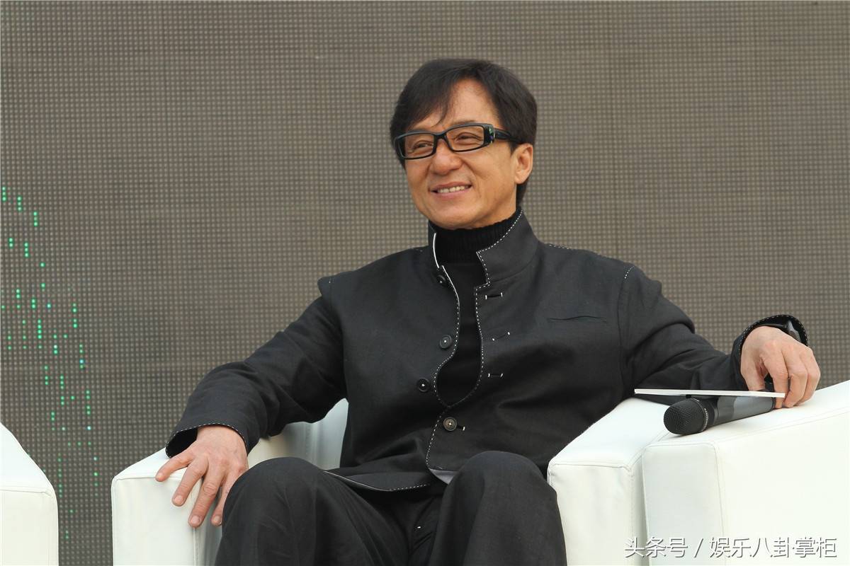 小龙女近照曝光,驼背颓废精神恍惚,网友:成龙你的心不