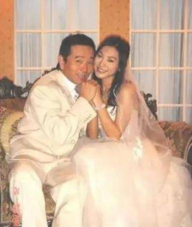 而在之后他遇到了自己的妻子谢美惠,两人相识以后张晨光追了她足足5年