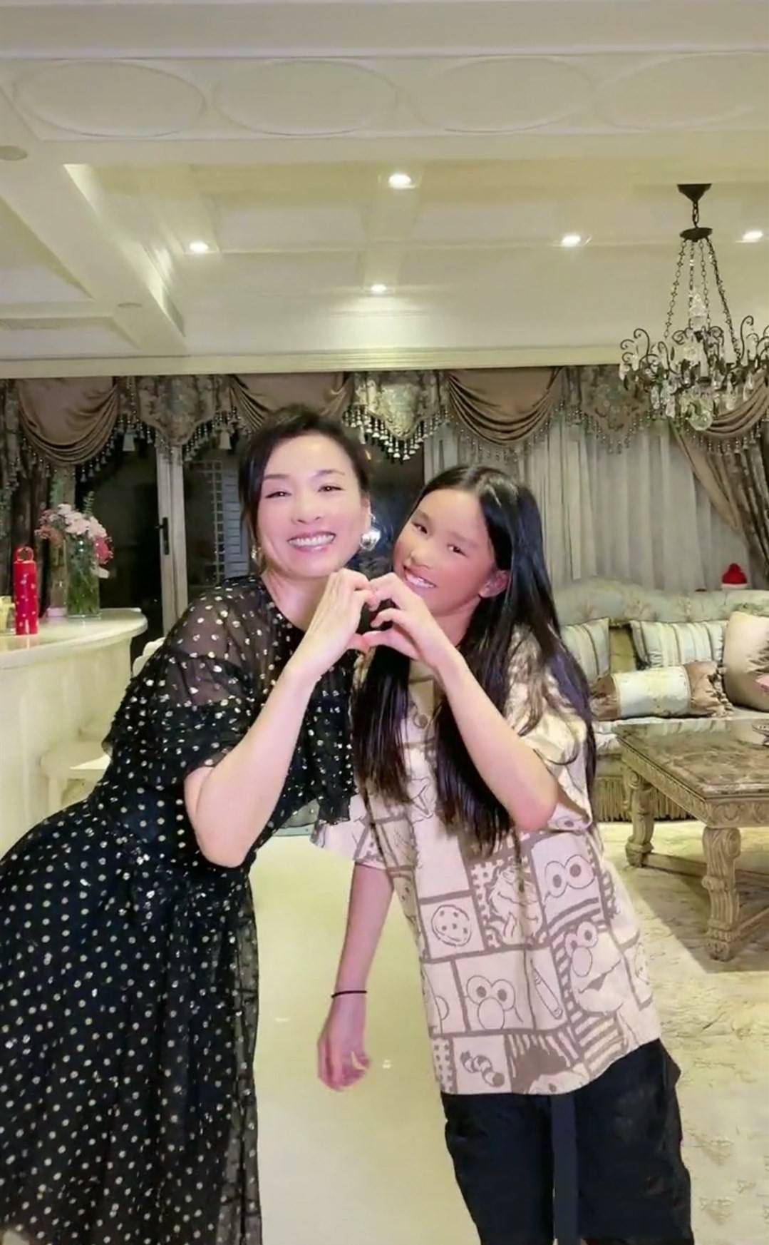 不老女神张庭跳舞!11岁女儿身高惊人,肤色黝黑露大白牙像宋小宝!