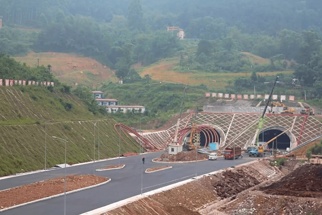 据渝北发布官微获悉,近日,龙兴隧道主体工程全部完工,一二标段交通