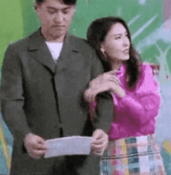 原创靳东高露举止亲密引争议,自然挽胳膊靠肩,两人都已婚被指不合适