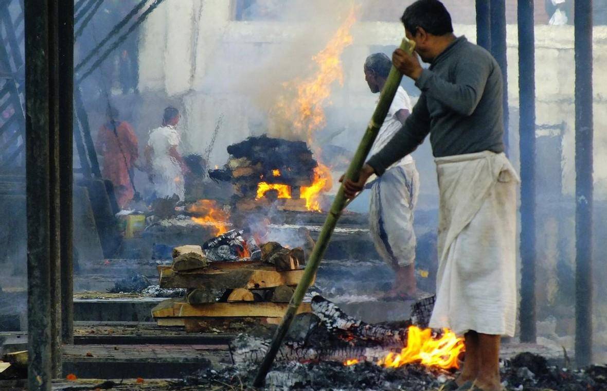 原创200万人齐聚恒河印度火葬场忙不过来大量新冠死者露天火化