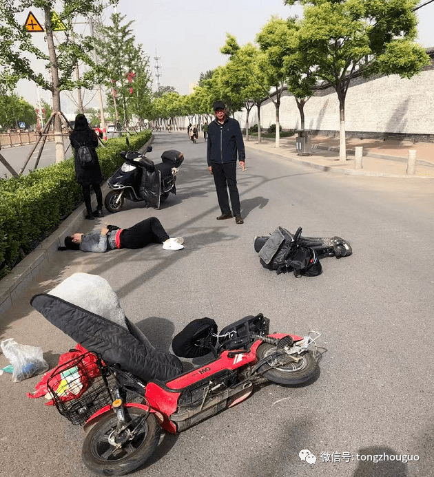 通州两电动车相撞,一名女子骨折,门牙掉了!太惨了!