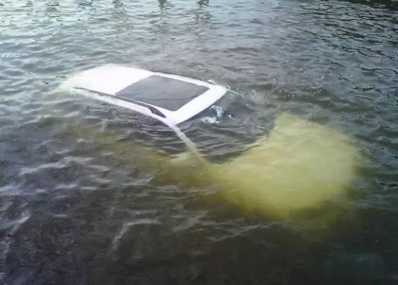 助修宝小课堂:开车不小心掉到水里,怎样逃生成功率最高?