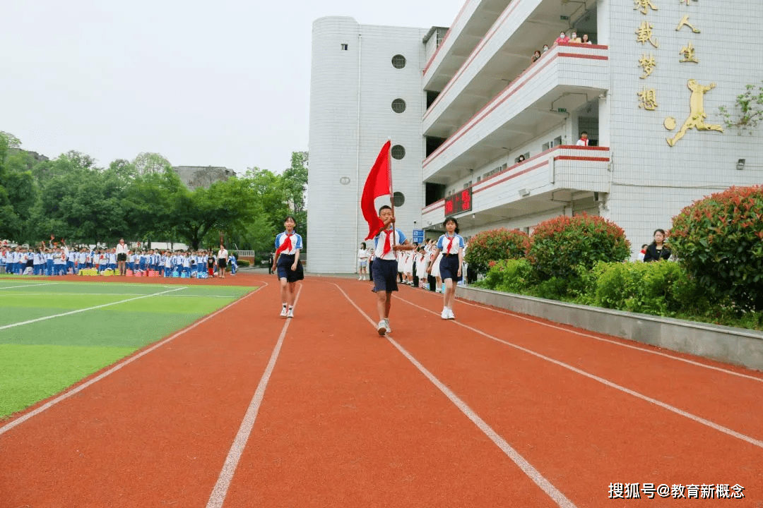 红船起航,逐梦未来——记灵龙小学新队员"六一"入队仪式