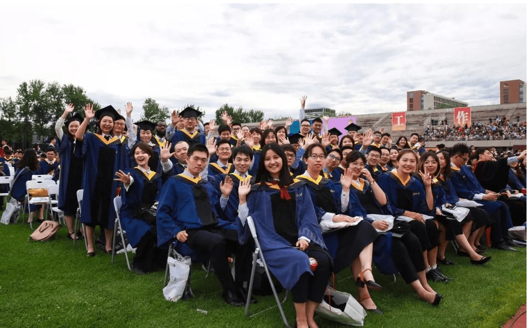 清华大学一张偷拍照流出,真正的高贵,不取决于外表