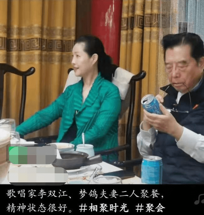 李双江携娇妻梦鸽现身,为老歌唱家黎信昌送别,身着肃穆表情哀切