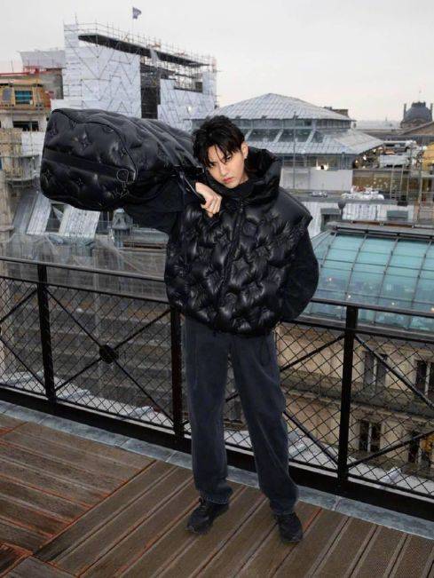 原创吴亦凡扛lv超大手提包,油腻的头发十分抢眼,网友:略显心酸!