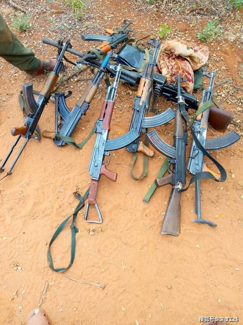 原创埃塞俄比亚军队遭伏击扔掉大批56冲锋枪80式机枪和67式重机枪
