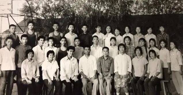 30年代学士服长这样?父母毕业照刷屏,哪种风格毕业季可照抄?