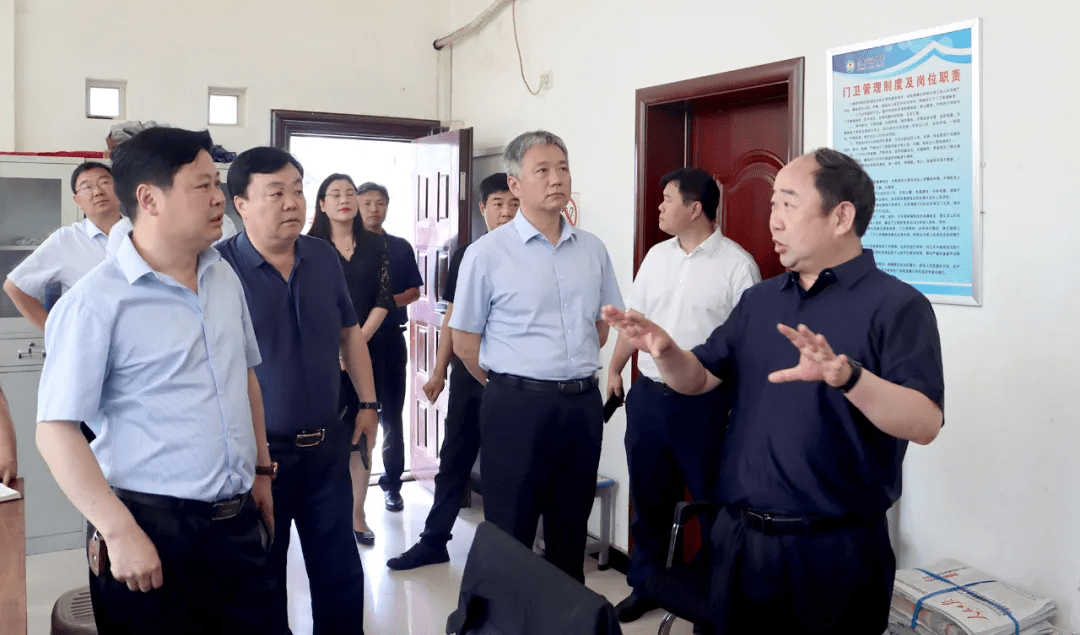 南阳市鸭河工区领导张智广带队检查中小学校园周边安全情况
