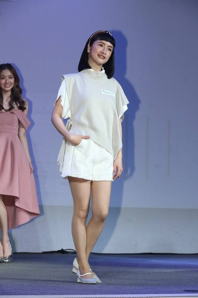 38岁林依晨真挺拼的,剪齐刘海硬凹少女感,生图暴露真实状态!