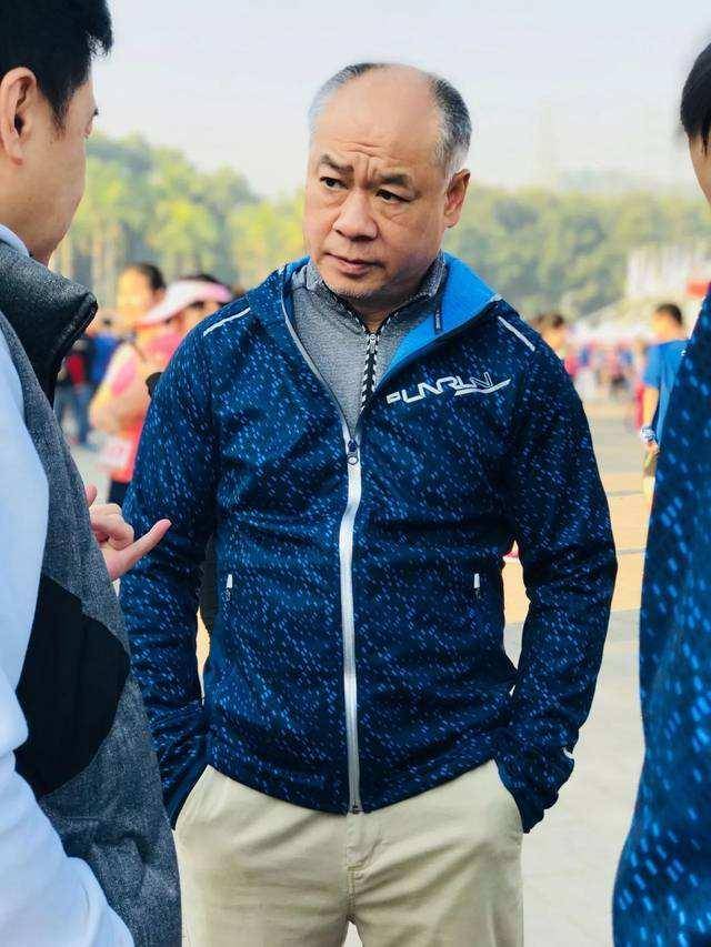 李宁近照,体操男神老了!他的妻子被誉为体操公主,依旧