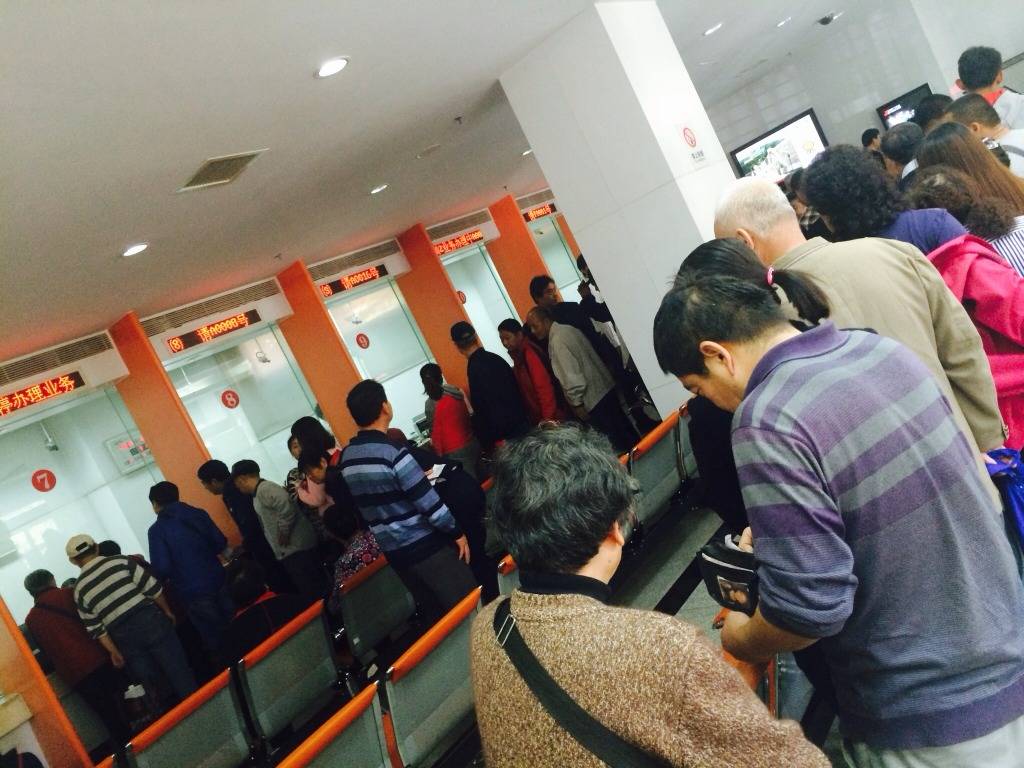 原创为什么银行窗口不全开,非让储户排长队?银行经理透露"隐情"
