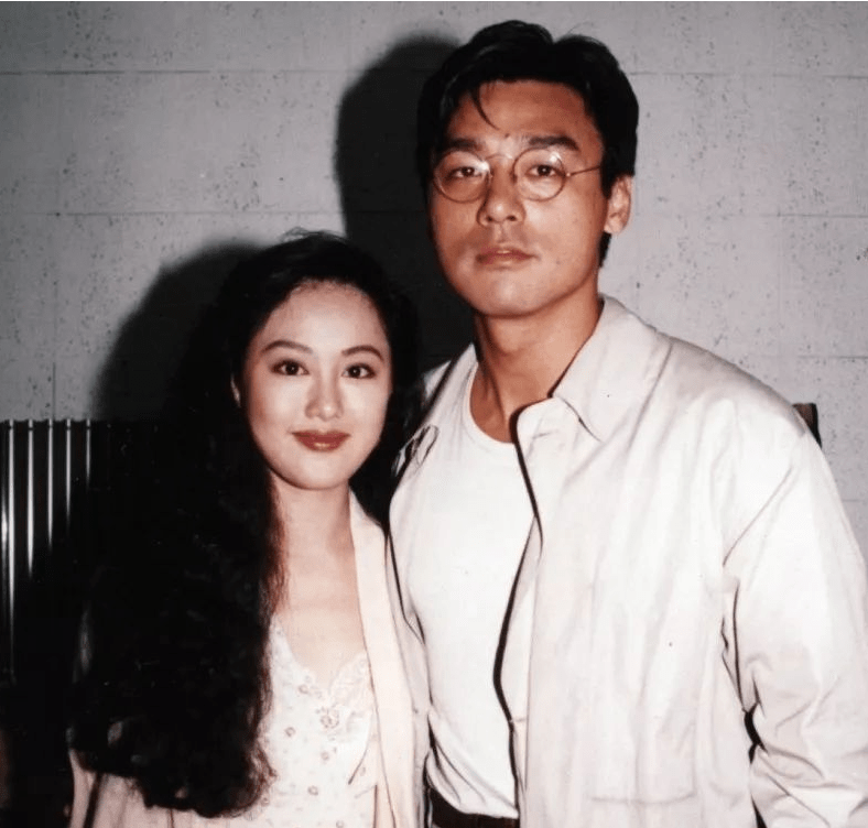 钟镇涛在与前妻章小蕙1988年结婚,两人郎才女貌,佳偶天成,曾还被传为