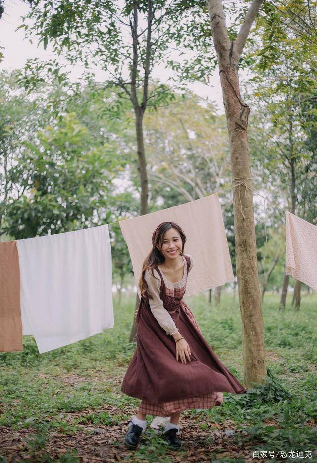 农家女打扮的越南小姐姐在树林里拍写真,清新甜美,可爱又迷人