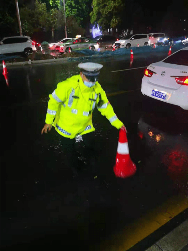 郑州交警三大队积极应对暴雨天气 迅速启动应急预案 确保道路安全,有