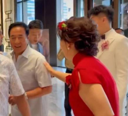 闫学晶27岁儿子结婚!婚礼现场奢华似宫殿,潘长江杨立新到场祝贺