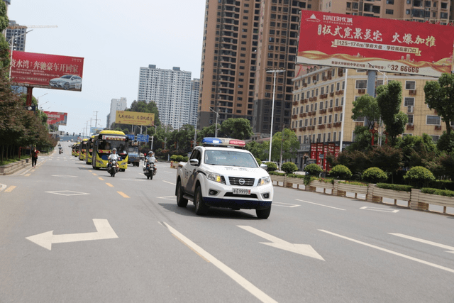 "警车开道 铁骑护卫"新邵交警硬核护航高考