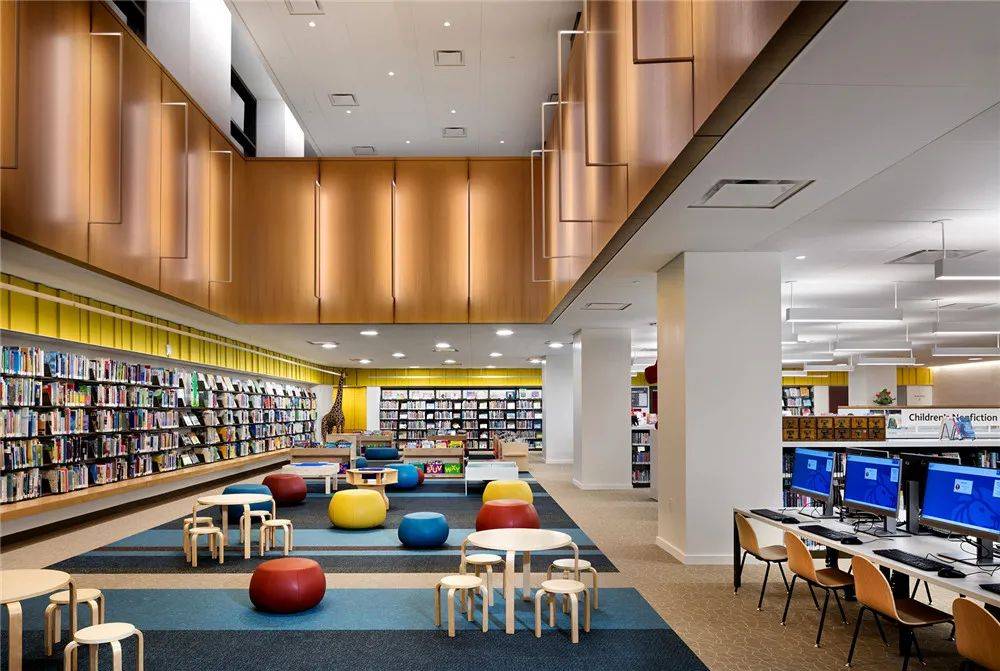 拥有街道和通透中庭的垂直图书馆 - 曼哈顿中城的新文化地标