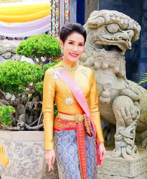 国王根本不想娶诗妮娜,可他们的女儿太聪明,从皇室中找到靠山