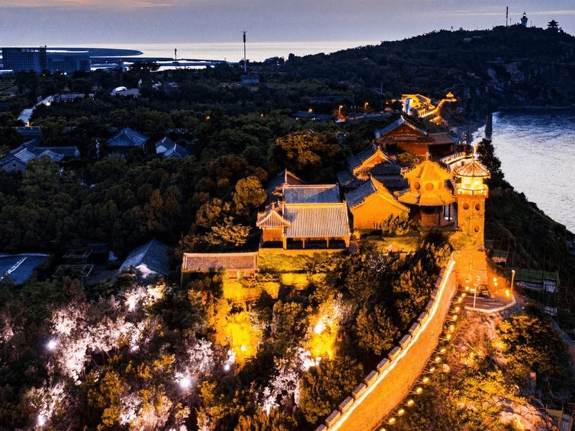 航拍山东烟台蓬莱阁夜景 流光溢彩美不胜收