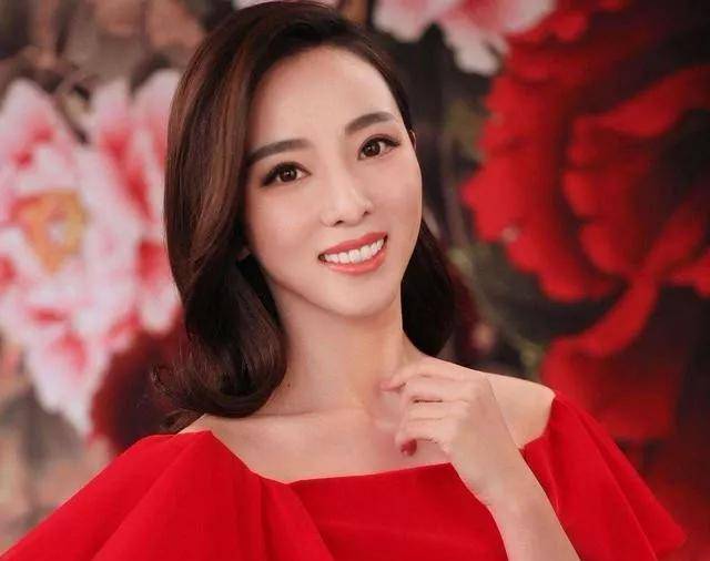 李思思缺席春晚背后:丈夫不是老富豪!两人年龄相仿,为