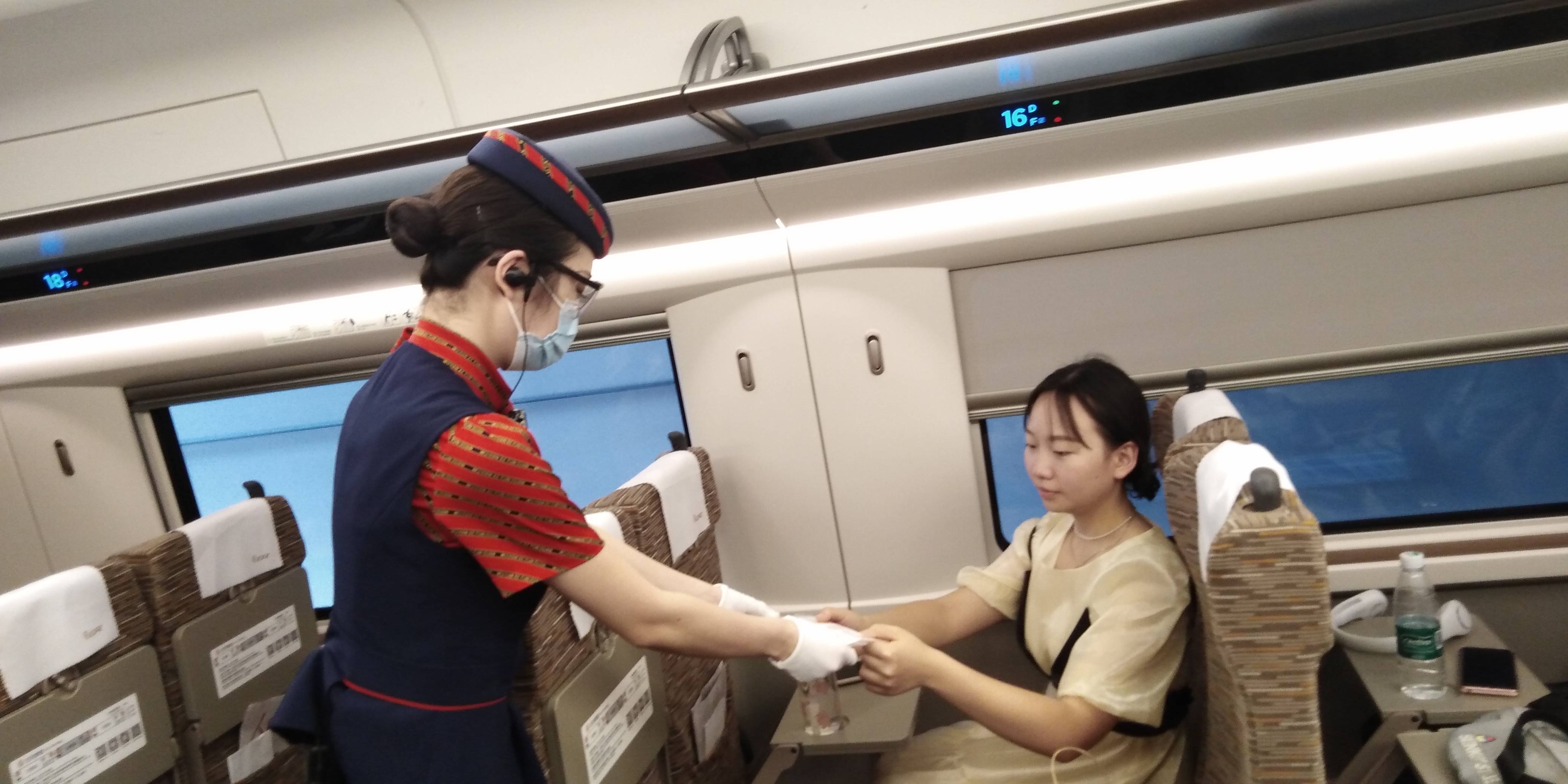 高铁细致服务让旅客出行更舒心