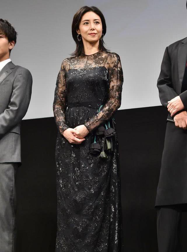 原创46岁松岛菜菜子优雅亮相,体型20年不变让人服气,无惧眼纹