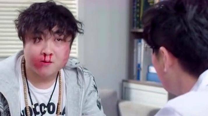 搞笑gif段子:小样的,自己腿多短心里没点数吗?