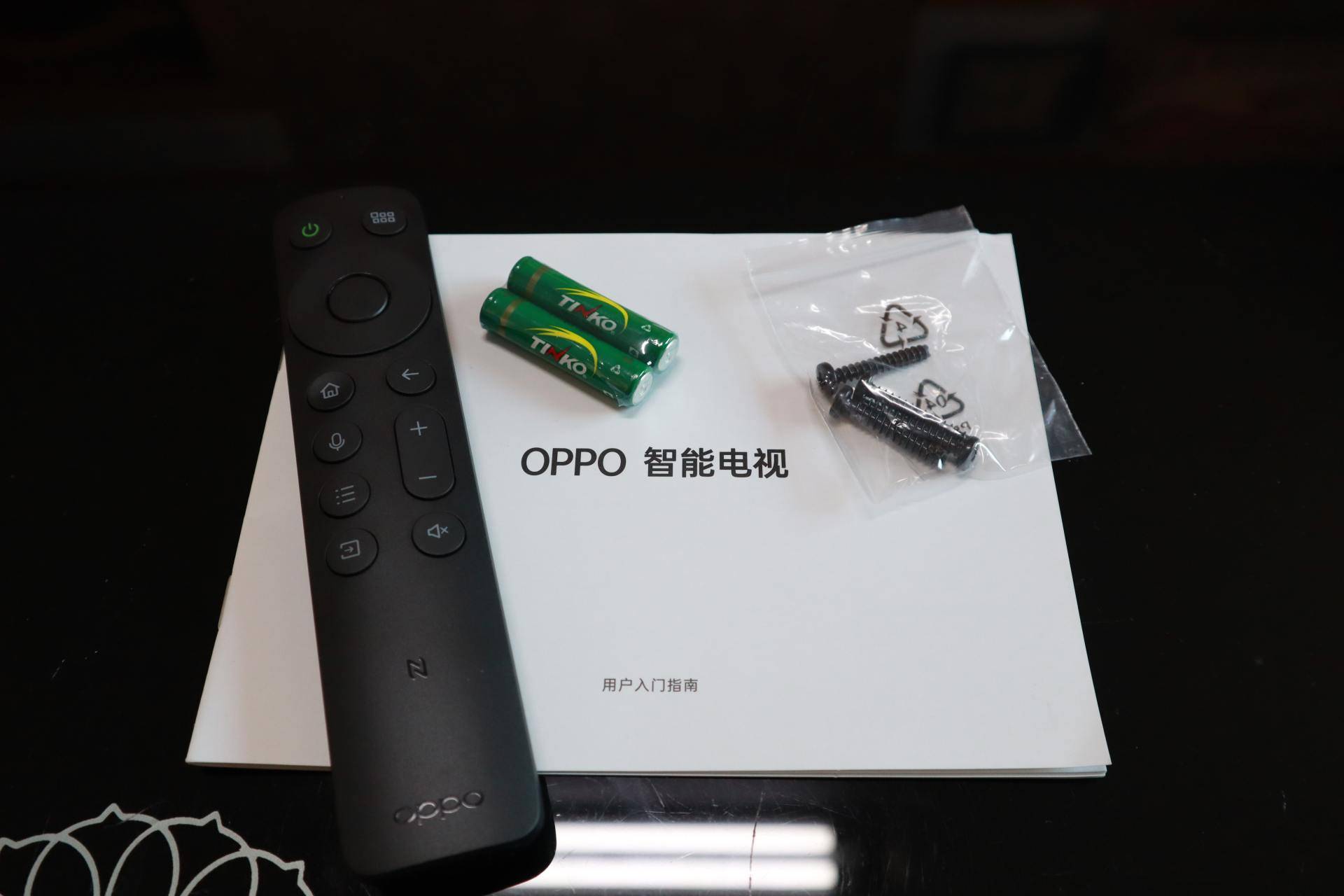 oppo电视的遥控器按键比较少,这些按钮基本看一眼就知道是什么意思,我