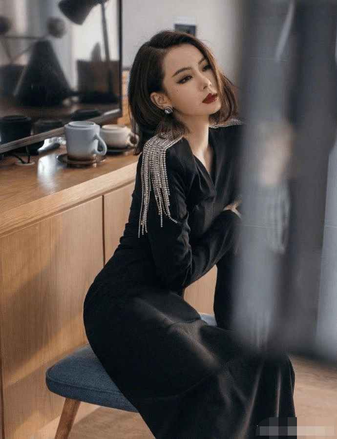 原创戚薇真是娱乐圈的"气质拽姐",女王裙上身霸气又冷艳,太高级