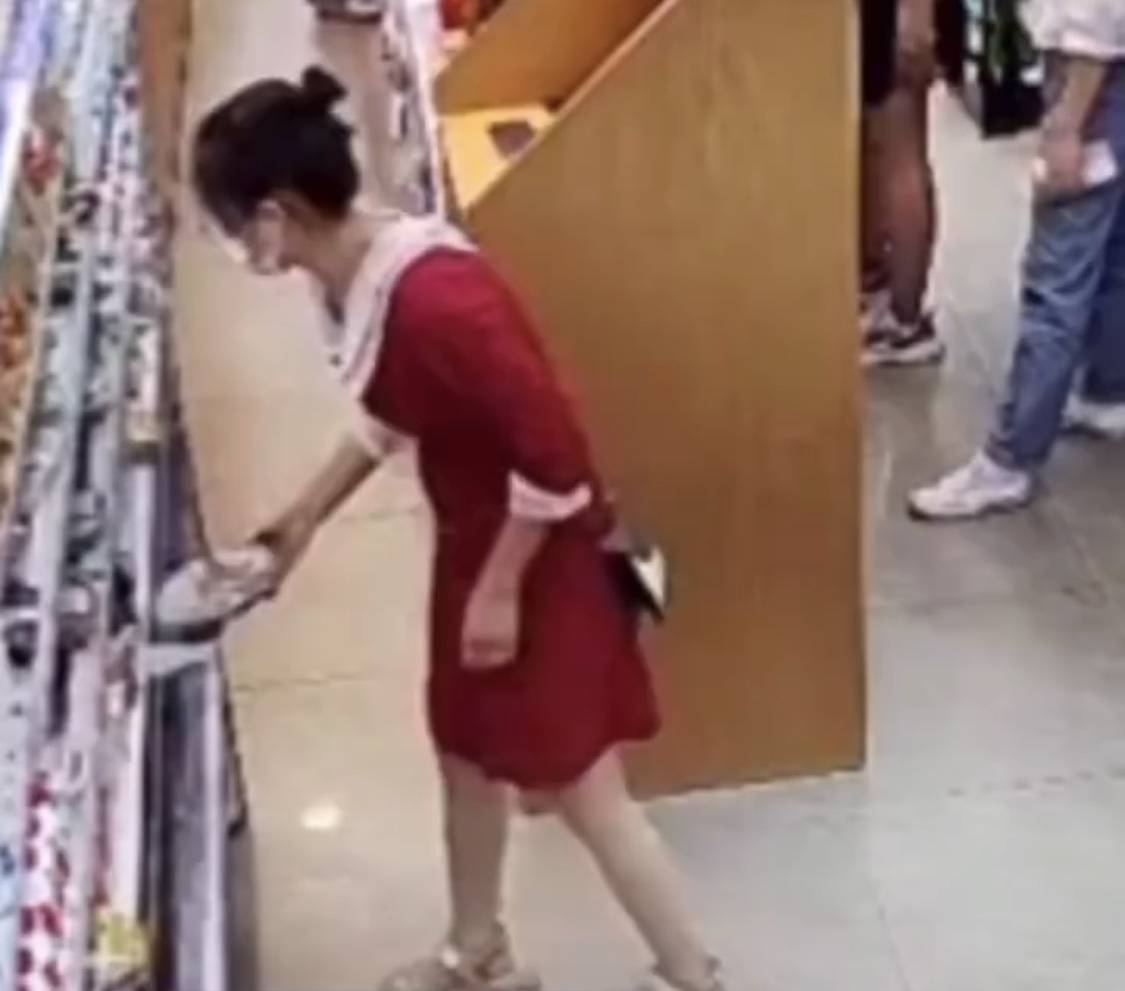 安徽合肥一年轻女子超市偷东西全塞进裙底,监控拍下辣