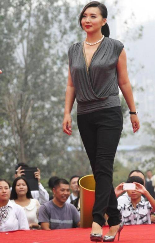 陈好还是那么漂亮,晒出自己化妆的照片,40岁了几乎没什么变化?