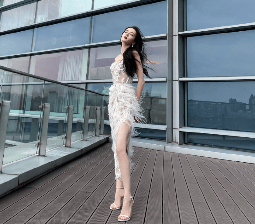 迪丽热巴拍天台大片,生图与精修照无差,这身材比例直接封神