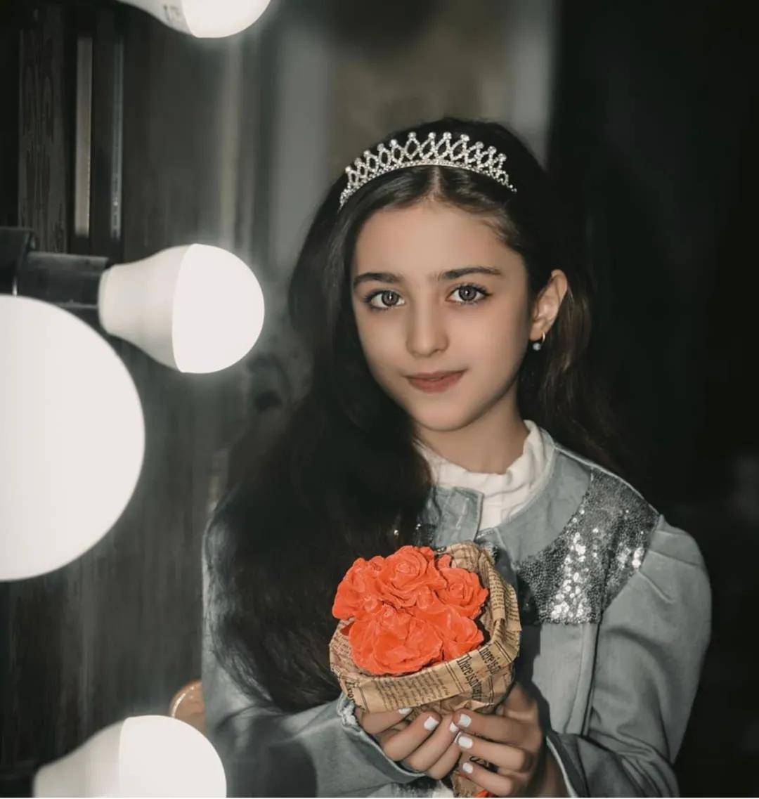 伊朗10岁全球最美女孩因长相太出众父亲竟被迫辞职做贴身保镖