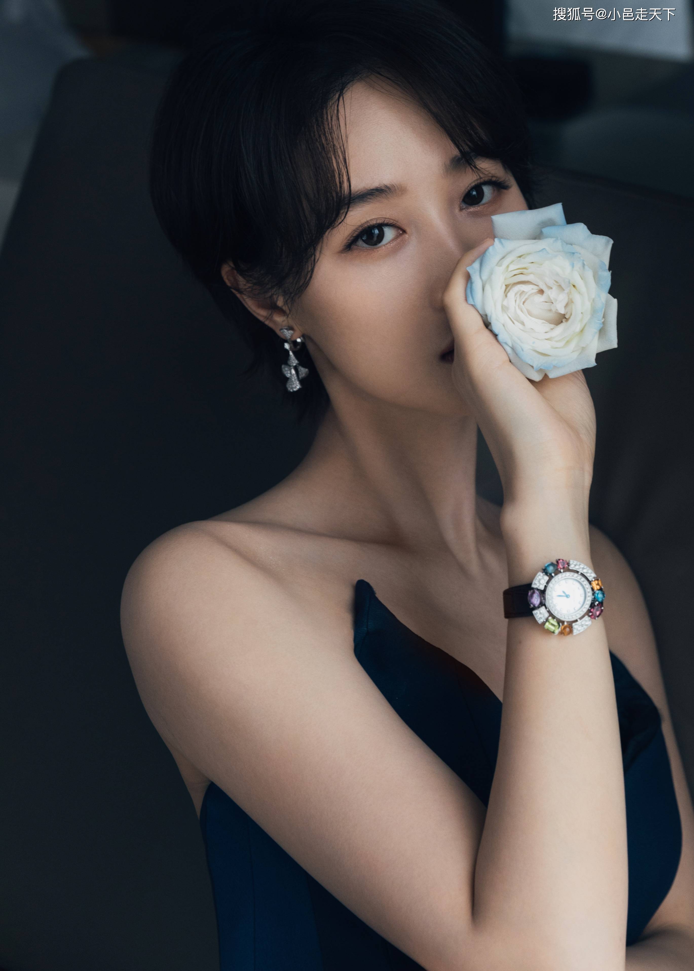 蓝盈莹露肩时尚性感写真