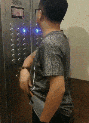 搞笑gif: 这样的妹子我还是头一次见到