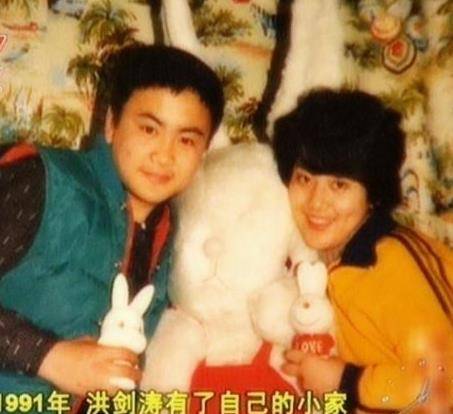 55岁洪剑涛近照,妻子冉志娟比他大八岁,玩"姐弟恋"成人生赢家