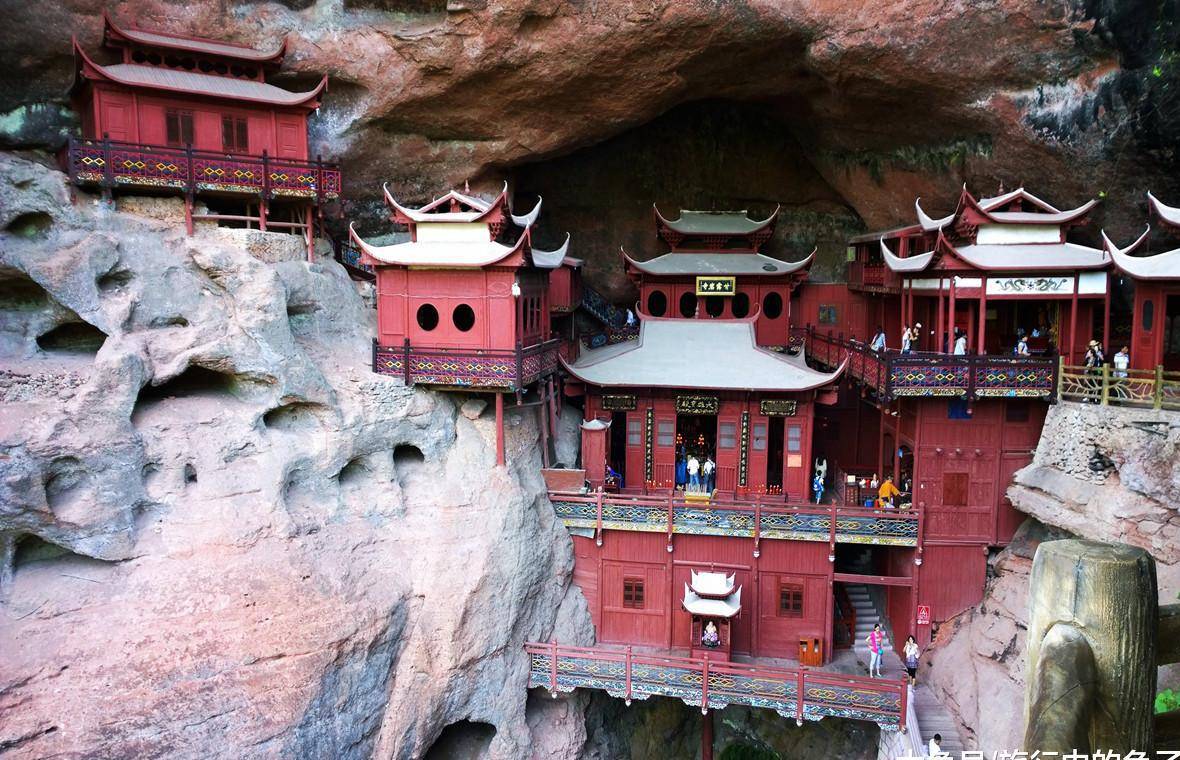 原创福建千年寺院,悬于半山腰,还被巨石压着,网友:中国最委屈寺庙